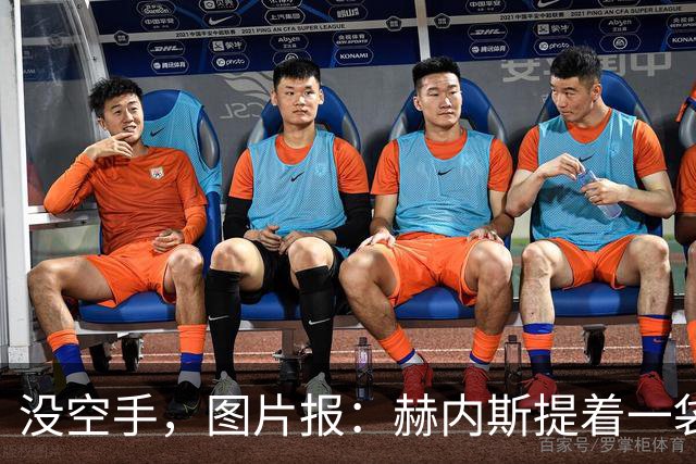 没空手，图片报：赫内斯提着一袋吃的探望住院的孔帕尼